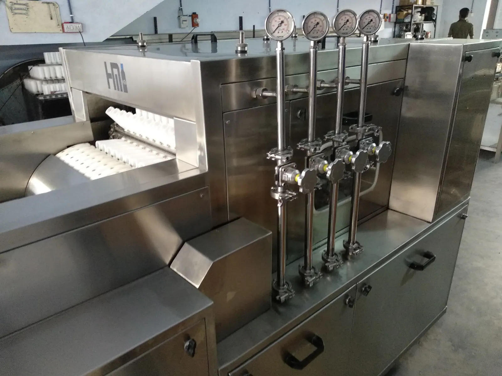 Linear tunnel type bottle washing machine