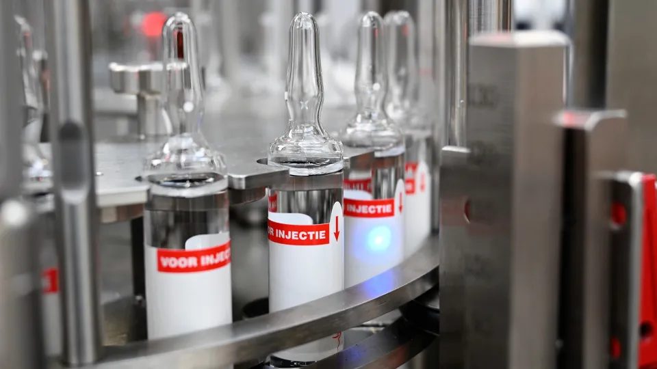 Bottle, vial and ampoule sticker labeling machines